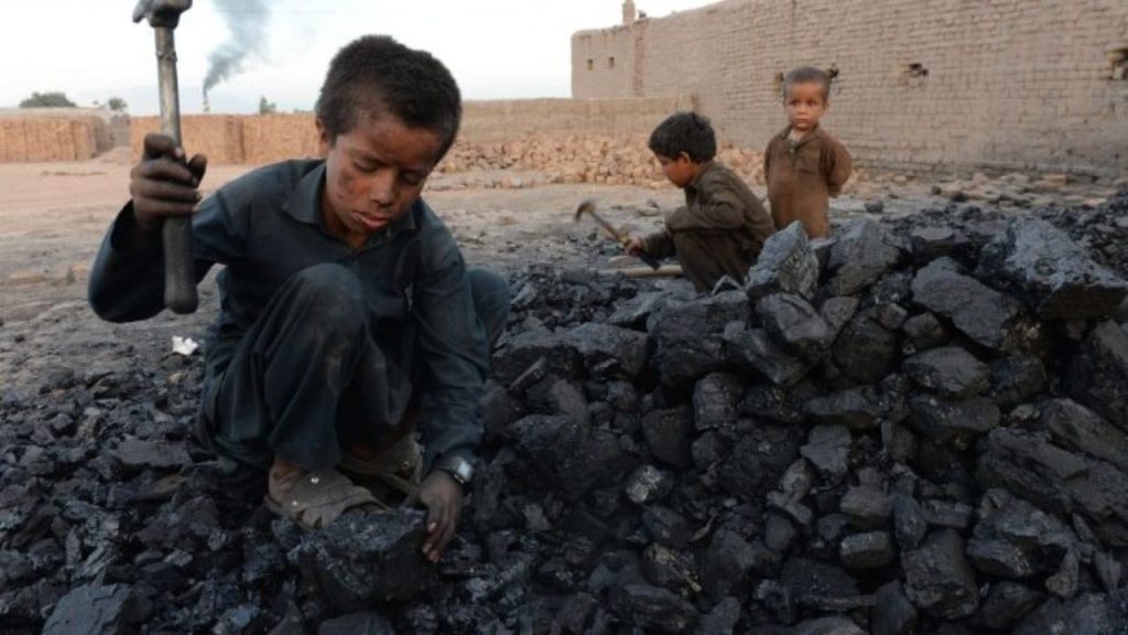 از کودکی تا کارگری: داستان‌هایی واقعی از زندگی کودکان کار